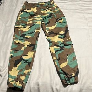 Camo cargo pants. Women’s size 5. Color: brown,tan, green.